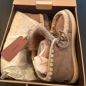 Brand new with tags, never worn, in box men’s Mou Eskimo lace-up sneakers.